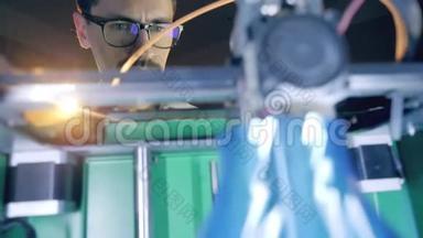 一个3D打印机创建一个花瓶，而一个人控制它。 专业的工业设计师创造3d<strong>印刷产品</strong>