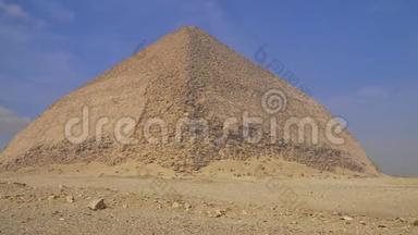 Bent金字塔是一座古埃及金字塔，位于开罗达舒尔皇家墓地