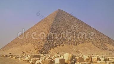 红色金字塔。 红金字塔又称北金字塔，是开罗三大金字塔中最大的金字塔