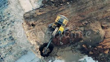 工业施工现场<strong>重型机械</strong>.. 工作挖掘机在采石场挖土方。