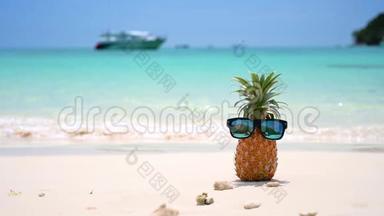 在烈日下，海边的<strong>沙滩</strong>上摆放着菠萝眼镜，为<strong>夏季</strong>树立了概念
