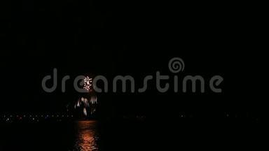 河面上夜空中映照在水中的璀璨烟花