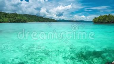 美丽的蓝色泻湖，纯净的水和雨云背景，甘岛，西巴布亚，拉贾安帕特