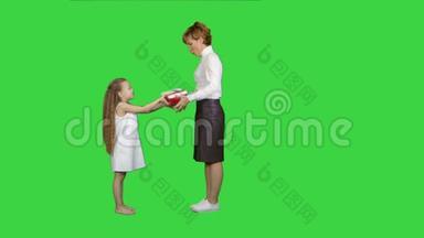 快乐的母女在绿色屏幕上赠送和接<strong>收礼</strong>品盒，彩色钥匙