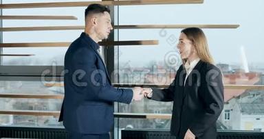 商界人士在成功的<strong>企业</strong>伙伴关系中握手。 男女握手礼<strong>欢迎</strong>