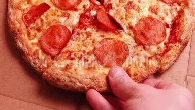 将一份意大利香肠披萨片<strong>放入</strong>送货盒中