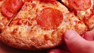 把一个意大利香肠披萨片<strong>放到</strong>送外卖的盒子里