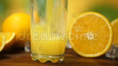 将鲜橙汁倒入杯中