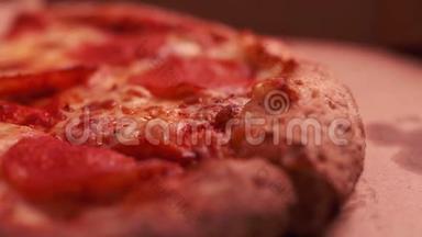 将美味的意大利辣香肠披萨片放入送货盒。 背包焦点