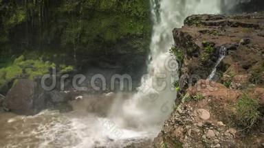 位于巴厘岛乌布德附近的特根甘瀑布。 瀑布撞击水面。 巴厘岛最好的旅游胜地之一