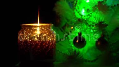 有蜡烛的圣诞树。 烛台上的蜡烛。 圣诞气氛。 <strong>开火</strong>。