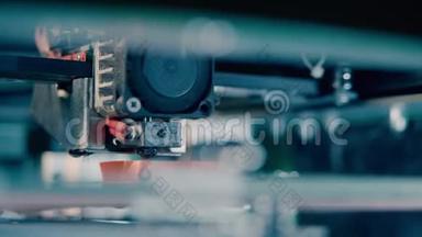 三维3d打印机在三维打印实验室工作。 近距离工作的3D打印机的头
