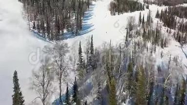 滑雪坡。 滑雪者和滑雪者滚下跑道. 一名滑雪者在宽阔的滑雪坡上的空中摄影