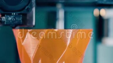 打印机制是向橙色3D对象添加层。 <strong>三</strong>维3d打印机在<strong>三</strong>维打印实验室工作。