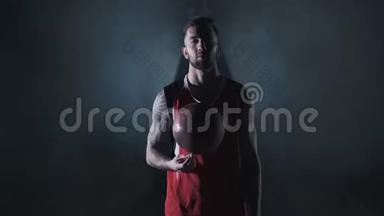 肖像年轻英俊的胡须野蛮自信的篮球运动员站在<strong>烟雾</strong>中的一个球在黑色的<strong>烟雾</strong>中