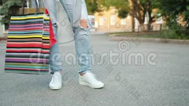 带着时髦服装和鞋子的女士带着购物袋在户外踩脚