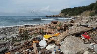 乌克兰克里米亚黑海小型垃圾填埋场。 地球上人类的全球问题是垃圾和