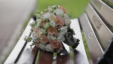 婚礼花束<strong>鲜花</strong>。 喜庆的<strong>鲜花</strong>花束。 婚礼新娘花束。 结婚花艺。 快关门。