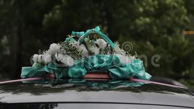 婚礼当天乘车布置精美的婚礼装饰..