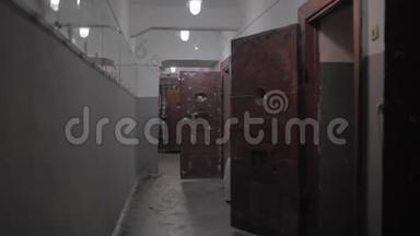 黑暗的监狱走廊，古老的墙壁，可怕