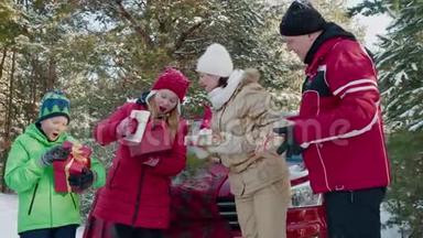 冬天散步时，<strong>一家人</strong>在雪地森林里检查新年礼物。 带圣诞礼物的快乐<strong>女儿</strong>打开盒子