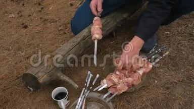 把烤肉串串在串上的人。 关于大自然的烹饪烤肉串