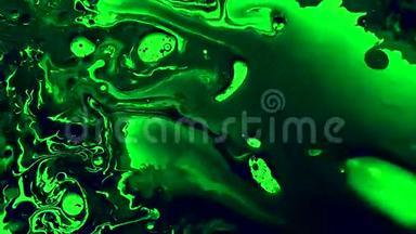 用油在水中的绿色水彩墨.. 未来趋势背景。