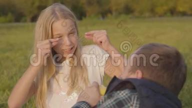 一个年轻的金发女孩和她父亲有感情地交谈。 <strong>一家人一起</strong>度过秋日