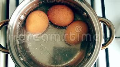 鸡卵在水中煮.. 锅带产品上燃气灶.. 烹饪，准备