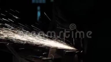 一个工人在工厂加工金属，火花飞起来。 特写镜头。 圆锯在车间里切割金属。 男人在工作