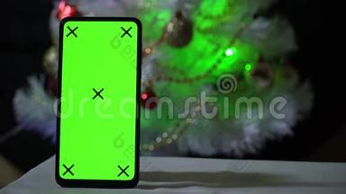 绿色屏幕手机。 <strong>图形</strong>的色度键。 带玩具的圣诞树。 无<strong>标题</strong>智能手机。