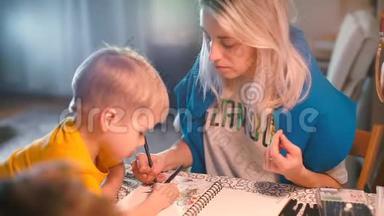 妈妈在桌旁画画，儿子在桌旁画画