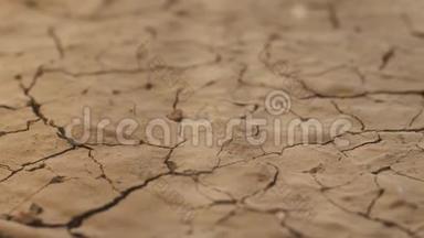 干旱，水分蒸发，膨胀。 阳光下的干燥土壤