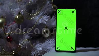 绿色屏幕手机。 图形的色度键。 带玩具的圣诞树。 无标题智能手机。