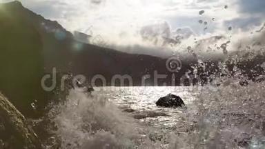 黑海的波浪在缓慢运动的岩石上飞溅。 美丽的海浪撞击着岩石