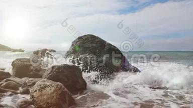 近距离拍摄海浪撞击大型海岸石头，克里米亚。 一场小小的风暴在大海中掀起巨浪