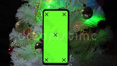 <strong>绿色</strong>屏幕手机。 图形的色度键。 带玩具的圣诞树。 无<strong>标题</strong>智能手机。
