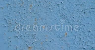 金属<strong>蓝色背景墙</strong>纹理有划痕和裂缝。 平滑相机的运动和文字的位置。 运动4k视频