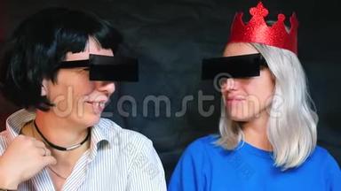 两个戴着黑眼镜的女朋友在单身派对上的肖像。