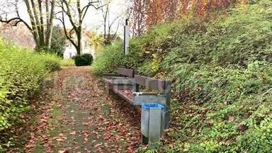 秋天城市公园的空凳子