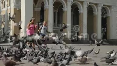 两个十几岁的女孩在城里溜冰，一群鸟飞了起来