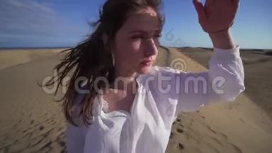 特写肖像一位美丽的白种人年轻女子在沙漠，广角。 旅游灵感，西班牙异国风情