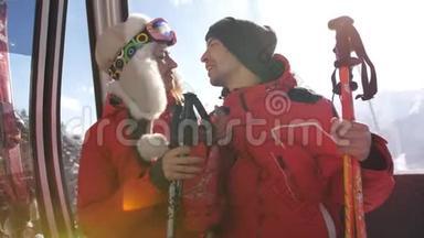幸福的爱情<strong>夫妻</strong>幸福的爱情<strong>夫妻</strong>在一个滑雪电梯小屋欣赏冬天的风景，期待滑雪。