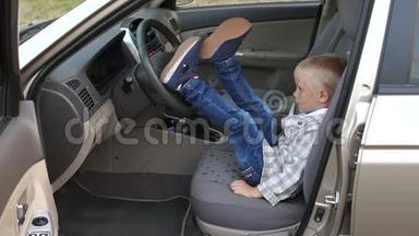 一个小商人坐在车里，他把<strong>脚踩</strong>在方向盘上。