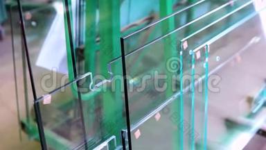 工厂生产的<strong>钢化</strong>透明浮法玻璃面板切割尺寸