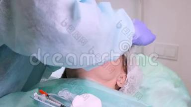 女人在做美容注射，特写。 美容院的女人。 整形外科诊所