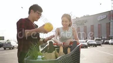 满意的微笑越南人民站在市场手推车附近，不同的产品和享受他们的选择