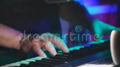 钢琴家或摇滚乐队的键盘手，近距离演奏合成器