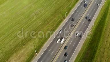 从无人驾驶飞机在沥青路上的空中视野，一<strong>条</strong>被汽车和其他交通工具<strong>分隔</strong>的公路