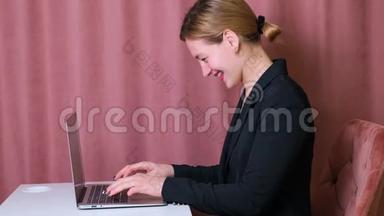 女人在用电脑。 女商人忙于办公室的笔记本电脑